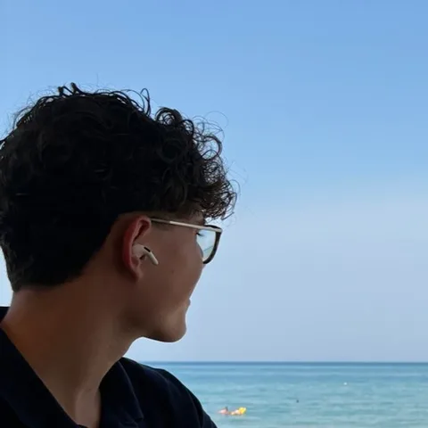 Simon am Laptop mit Blick aufs Meer